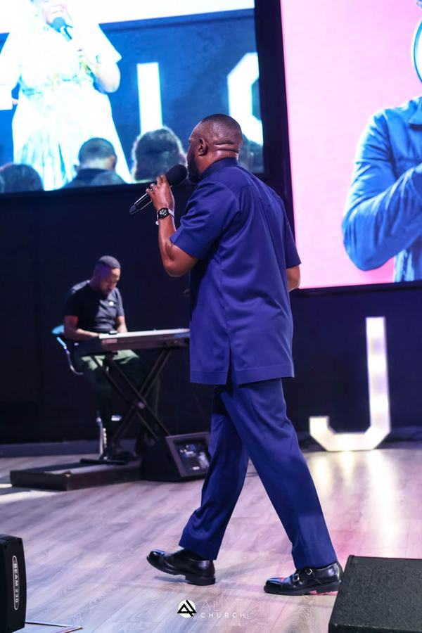 Alive Church a moment of worship